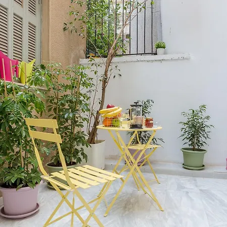 Grandma's Chic & Bright Athenian With A Patio Apartamento Atenas